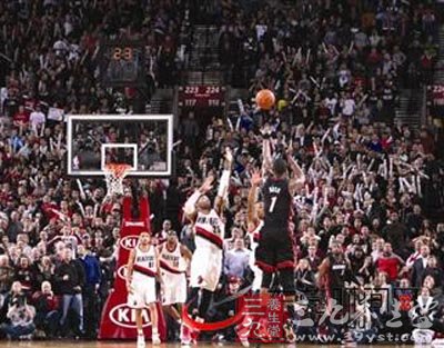 球传得并不好,路线偏了,而且在身前弹地