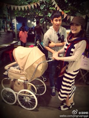 梁静茹产后瘦身气色佳与老公带儿子外出(图)