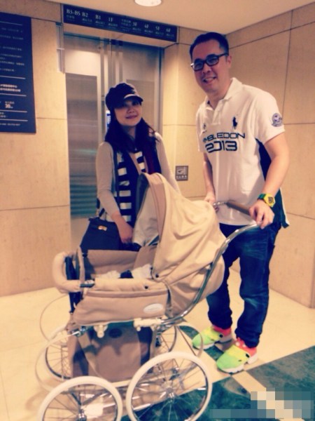 梁静茹与老公带儿子外出