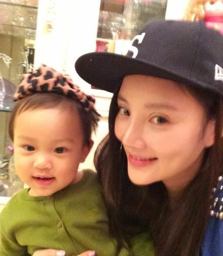 李小璐视频门引争议 懒理坊间种种流言飞语(组图)