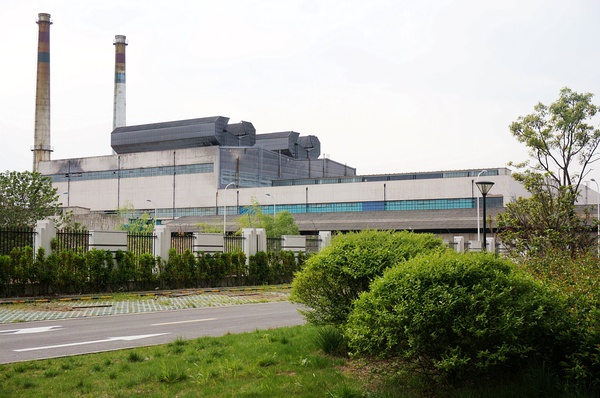 上海晶华坊公租房从小区内看废旧工厂