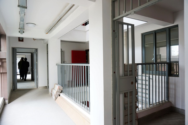 上海晶华坊公租房公共通道,铁门内的2-3平方是户主私用的公共面积