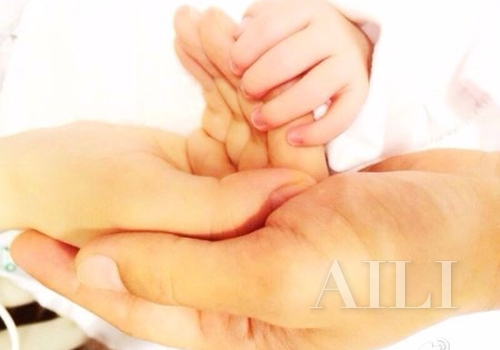 杨幂母乳喂小糯米 不着急瘦身修身