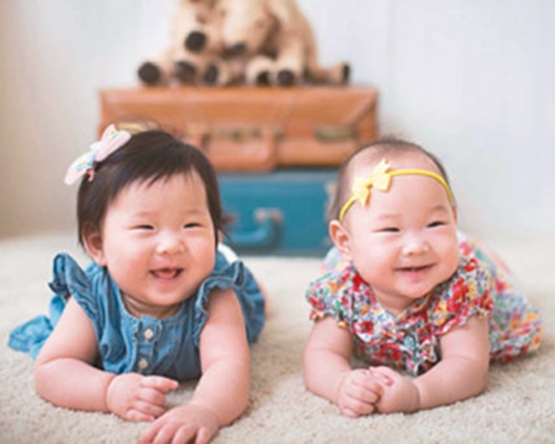 双子宫、双阴道的李小姐,经试管婴儿疗程顺利产下双胞胎女婴,现已九个月大。