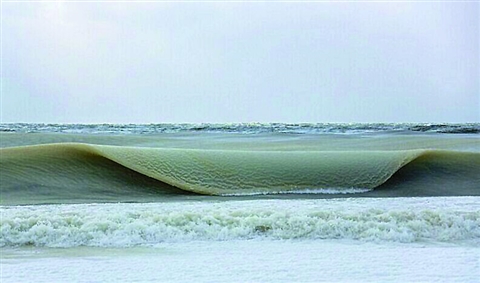 马萨诸塞州的南塔克特岛波浪被冻住了。/新华网发
波浪被冻住图片