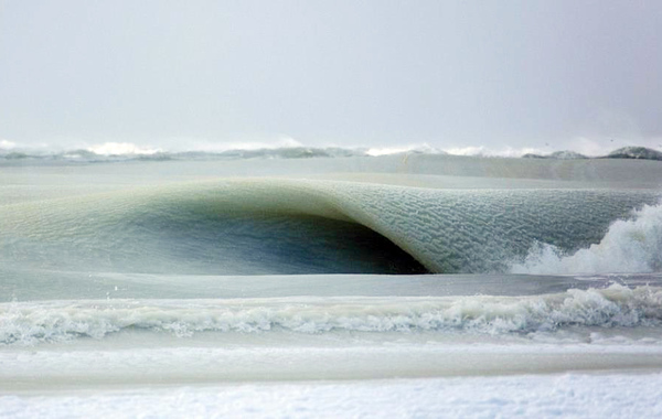 据光明网报道,美国今年遭遇严寒,部分地区气温甚至创百年新低。在新英格兰地区,气温骤降竟让海浪冻结,宛如时光凝固,堪称奇景! 波浪冻住图片