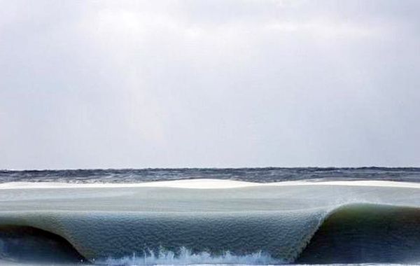 据光明网报道,美国今年遭遇严寒,部分地区气温甚至创百年新低。在新英格兰地区,气温骤降竟让海浪冻结,宛如时光凝固,堪称奇景! 波浪被冻住图