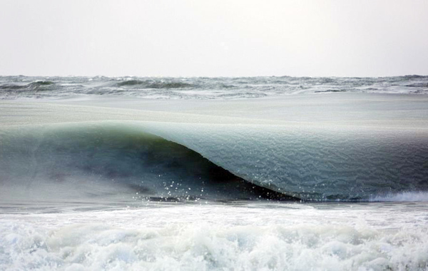 据光明网报道,美国今年遭遇严寒,部分地区气温甚至创百年新低。在新英格兰地区,气温骤降竟让海浪冻结,宛如时光凝固,堪称奇景! 波浪被冻住