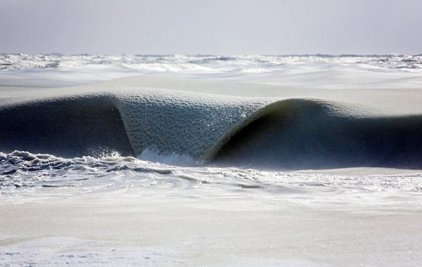 据光明网报道,美国今年遭遇严寒,部分地区气温甚至创百年新低。在新英格兰地区,气温骤降竟让海浪冻结,宛如时光凝固,堪称奇景! 据光明网报道,美国今年遭遇严寒,部分地区气温甚至创百年新低。在新英格兰地区,气温骤降竟让海浪冻结,宛如时光凝固,堪称奇景!