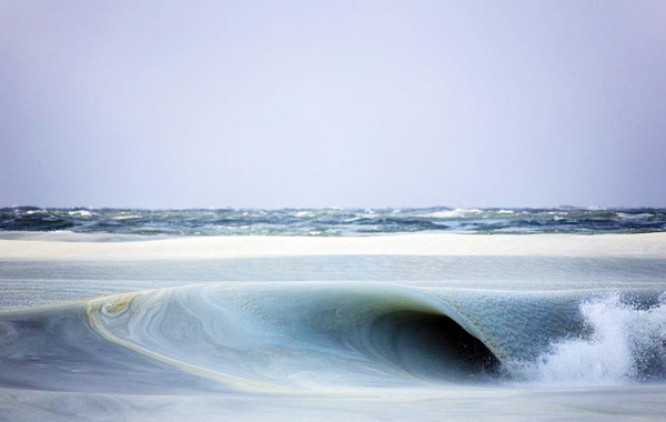 据光明网报道,美国今年遭遇严寒,部分地区气温甚至创百年新低。在新英格兰地区,气温骤降竟让海浪冻结,宛如时光凝固,堪称奇景! 波浪被冻住图片抓拍